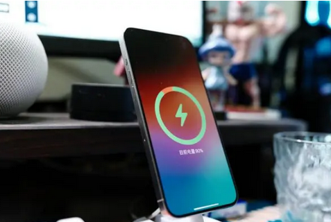乌烈镇苹果15换屏服务分享用什么充电器给iPhone15充电更好 